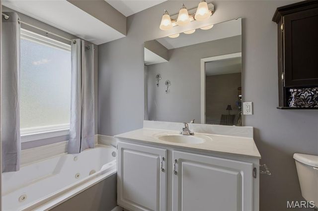 979 Reddington Oaks Court, St Charles, MO 63304