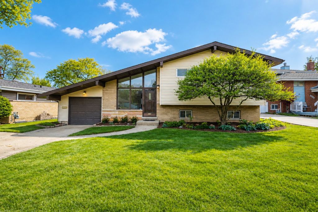 826 S Villa Avenue, Villa Park, IL 60181