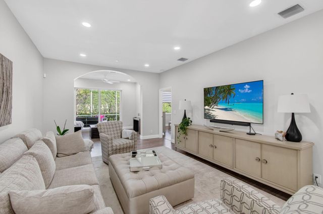 10672 Royal Caribbean Circle, Boynton Beach, FL 33437