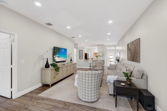 10672 Royal Caribbean Circle, Boynton Beach, FL 33437