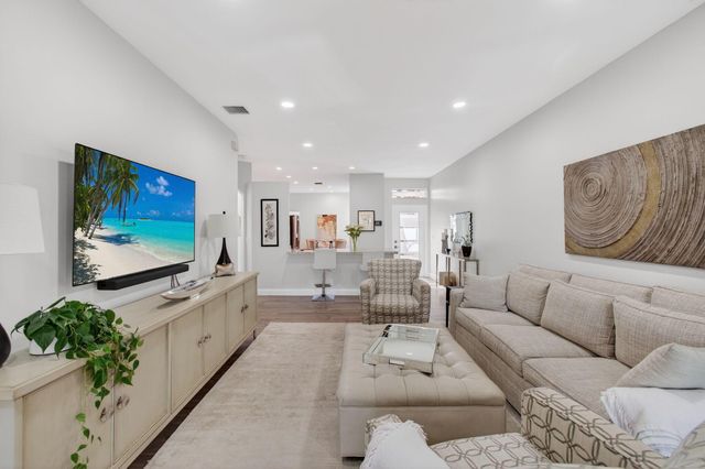 10672 Royal Caribbean Circle, Boynton Beach, FL 33437