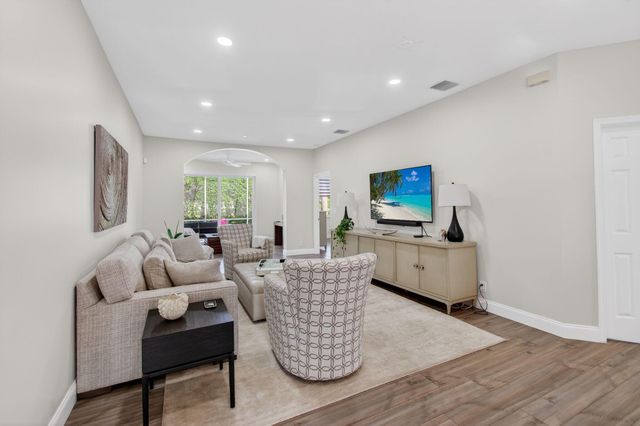 10672 Royal Caribbean Circle, Boynton Beach, FL 33437