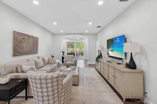 10672 Royal Caribbean Circle, Boynton Beach, FL 33437