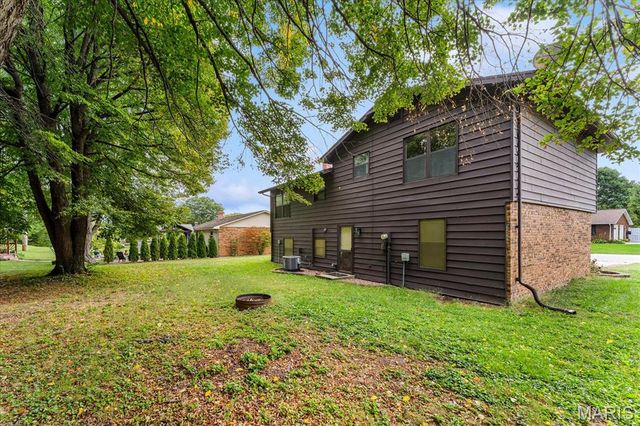221 Blanc Lee Drive, Belleville, IL 62226