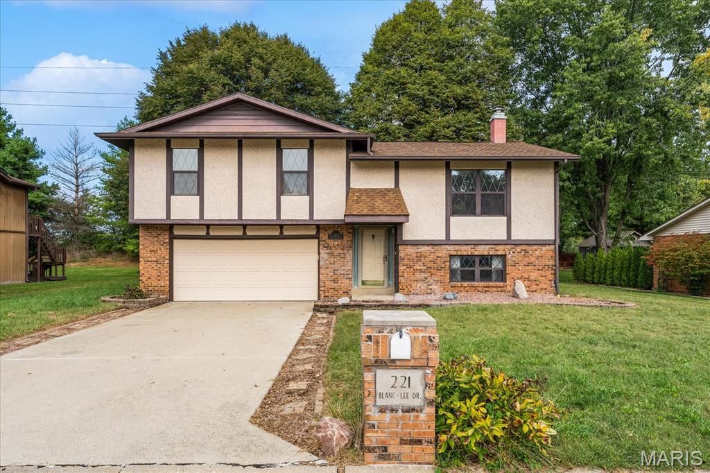 221 Blanc Lee Drive, Belleville, IL 62226