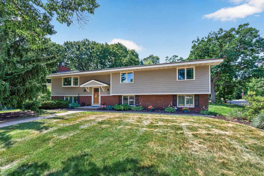 2200 Chalet Drive NE, Columbia Heights, MN 55421