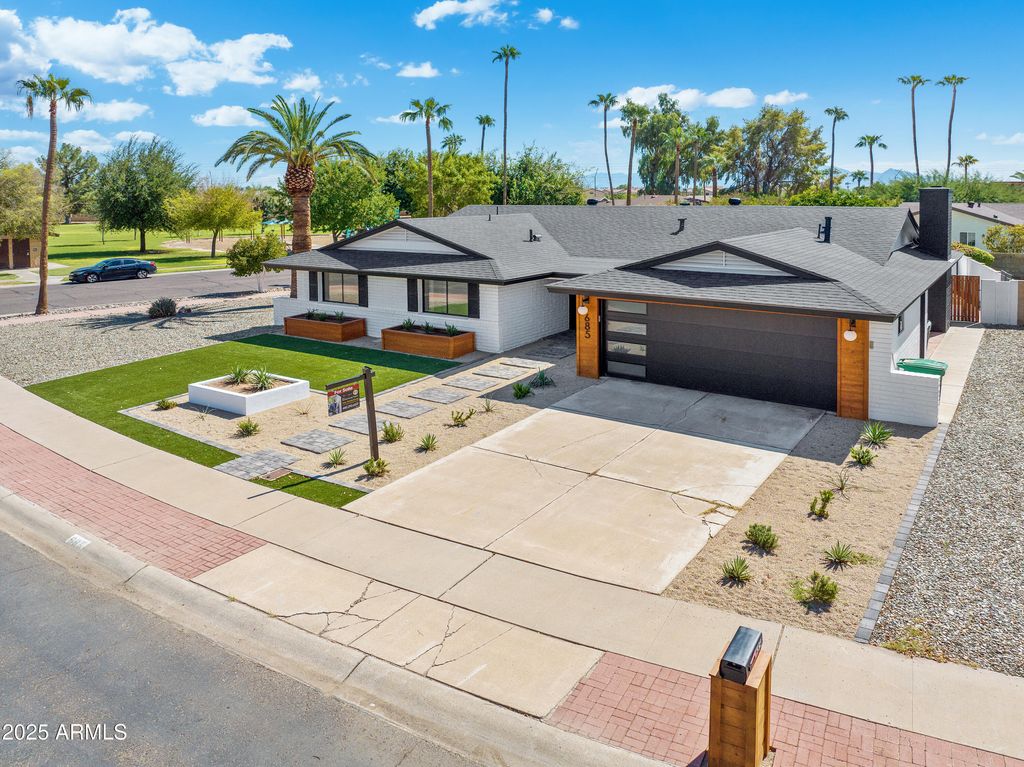 Image 4 of property listing at 685 E PALM Street, Litchfield Park, AZ 85340