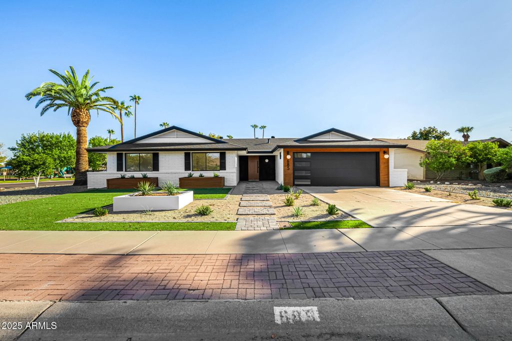 Image 6 of property listing at 685 E PALM Street, Litchfield Park, AZ 85340