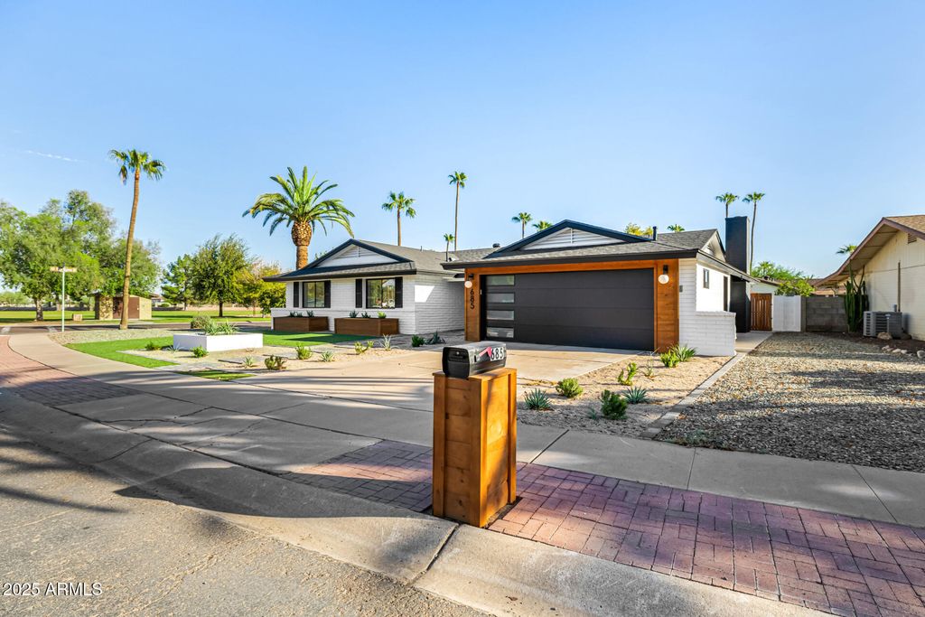 Image 7 of property listing at 685 E PALM Street, Litchfield Park, AZ 85340