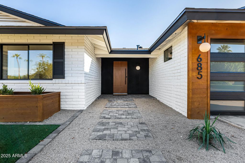 Image 8 of property listing at 685 E PALM Street, Litchfield Park, AZ 85340