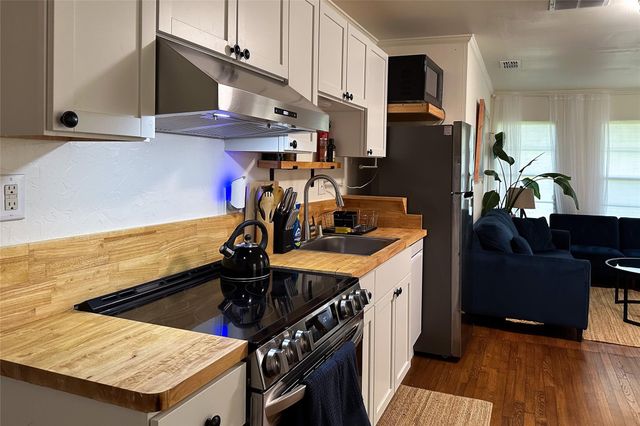 8815 GEORGIAN DR B, Austin, TX 78753