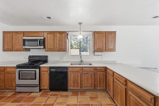 10021 Lagrima De Oro Road NE, Albuquerque, NM 87111