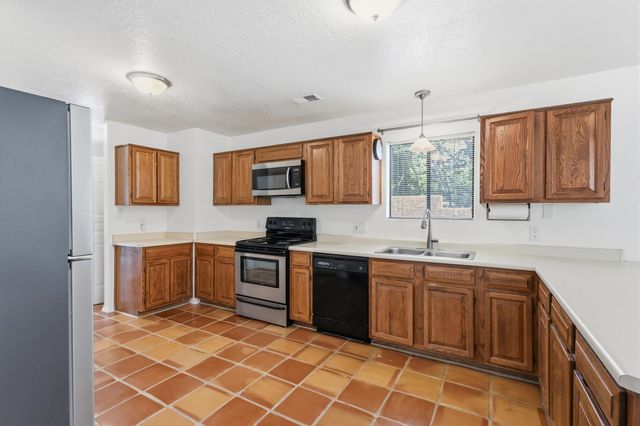 10021 Lagrima De Oro Road NE, Albuquerque, NM 87111
