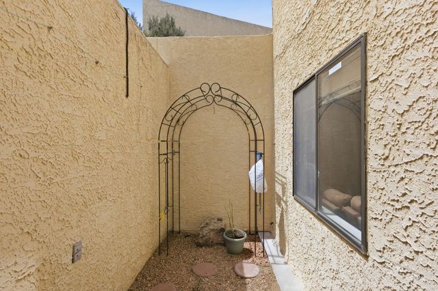 10021 Lagrima De Oro Road NE, Albuquerque, NM 87111