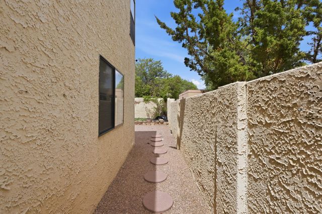 10021 Lagrima De Oro Road NE, Albuquerque, NM 87111