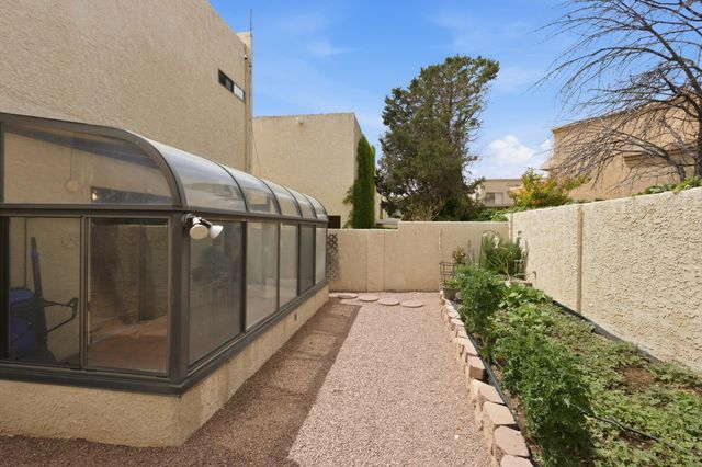 10021 Lagrima De Oro Road NE, Albuquerque, NM 87111