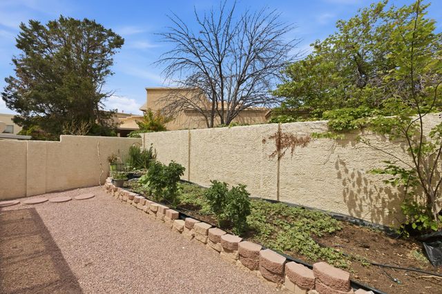 10021 Lagrima De Oro Road NE, Albuquerque, NM 87111