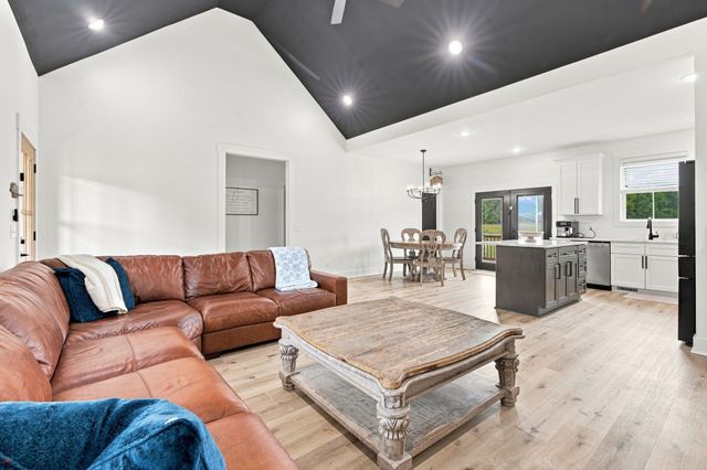 1006 Clifton Valley Rd, Dickson, TN 37055