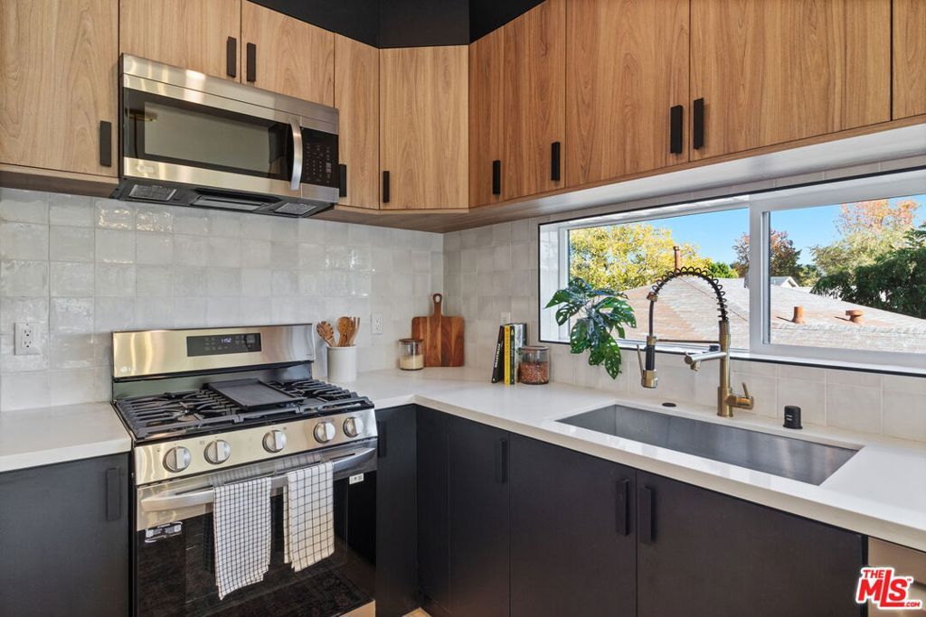 10821 Hartsook Street, North Hollywood, CA 91601 — photo 2