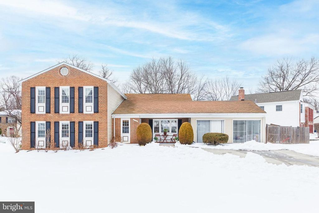 2104 MALEADY DR, Herndon, VA 20170