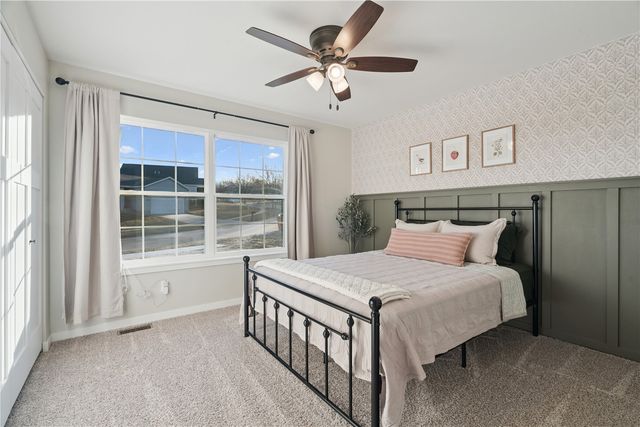 2042 Sugar Creek Drive NW, Cedar Rapids, IA 52405