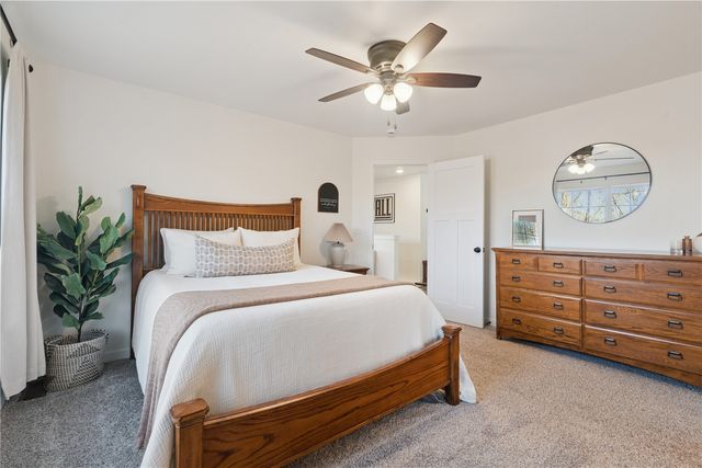 2042 Sugar Creek Drive NW, Cedar Rapids, IA 52405