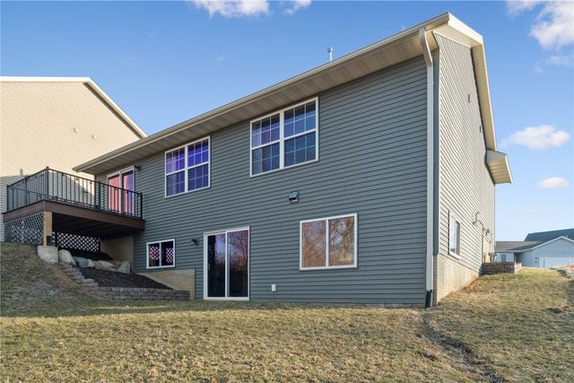 2042 Sugar Creek Drive NW, Cedar Rapids, IA 52405