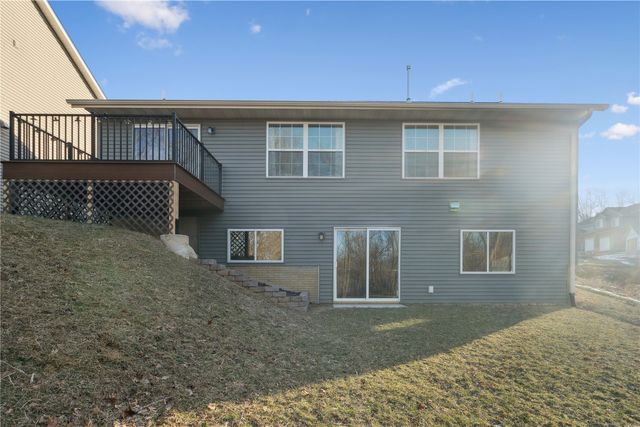 2042 Sugar Creek Drive NW, Cedar Rapids, IA 52405