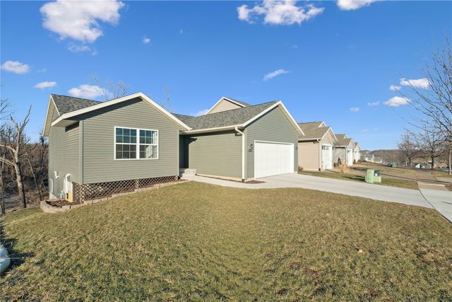 2042 Sugar Creek Drive NW, Cedar Rapids, IA 52405