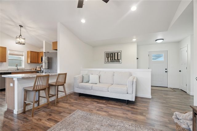 2042 Sugar Creek Drive NW, Cedar Rapids, IA 52405