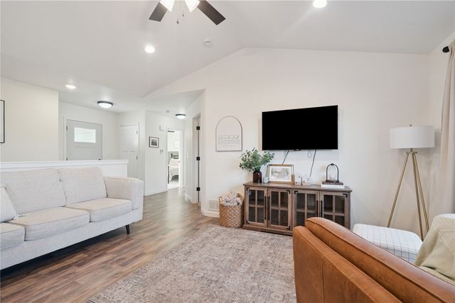 2042 Sugar Creek Drive NW, Cedar Rapids, IA 52405