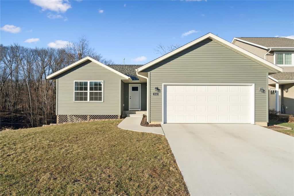 2042 Sugar Creek Drive NW, Cedar Rapids, IA 52405