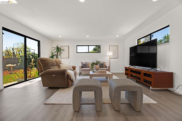 5800 Alderbrook Ct, Castro Valley, CA 94552