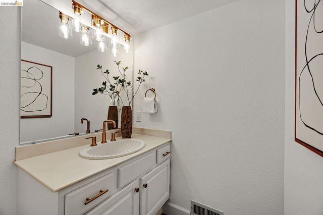 5800 Alderbrook Ct, Castro Valley, CA 94552