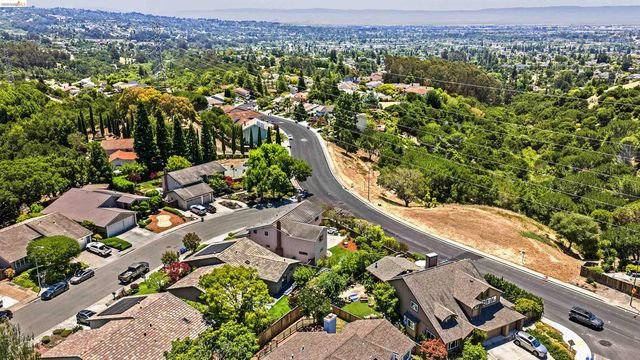 5800 Alderbrook Ct, Castro Valley, CA 94552
