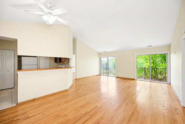 363 Pembroke Lane 3, Glen Ellyn, IL 60137