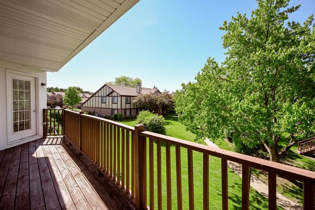 363 Pembroke Lane 3, Glen Ellyn, IL 60137