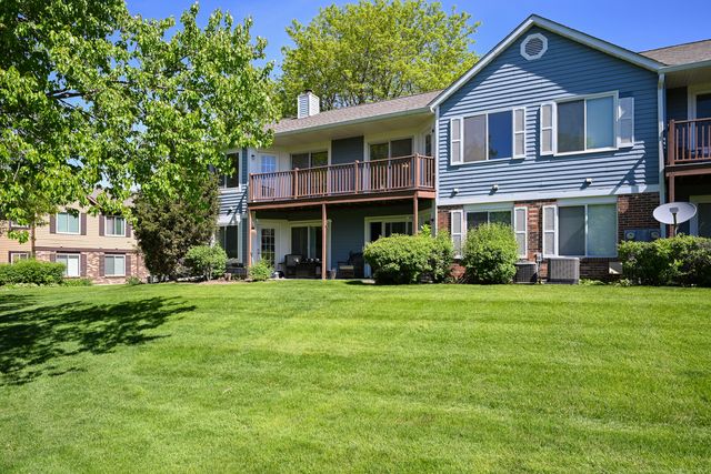 363 Pembroke Lane 3, Glen Ellyn, IL 60137