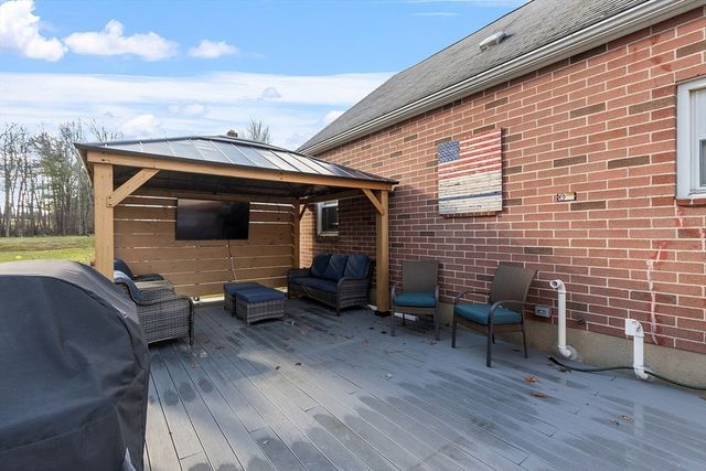 555 Oak Hill Rd, Fitchburg, MA 01420