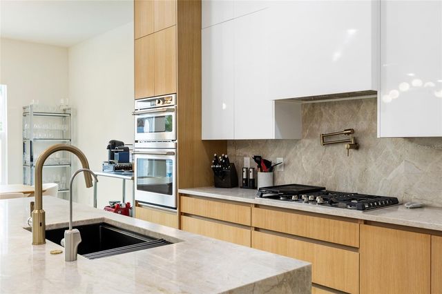 910 W WEST STREET, Tampa, FL 33602