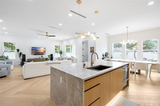 910 W WEST STREET, Tampa, FL 33602