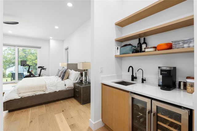 910 W WEST STREET, Tampa, FL 33602