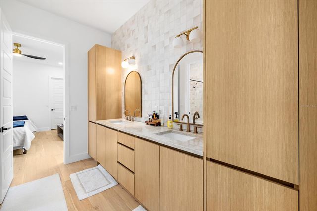 910 W WEST STREET, Tampa, FL 33602