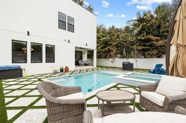 910 W WEST STREET, Tampa, FL 33602