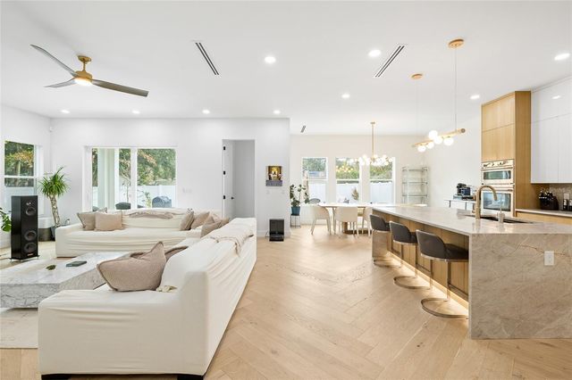 910 W WEST STREET, Tampa, FL 33602