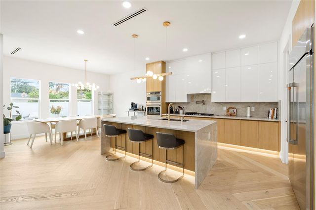 910 W WEST STREET, Tampa, FL 33602