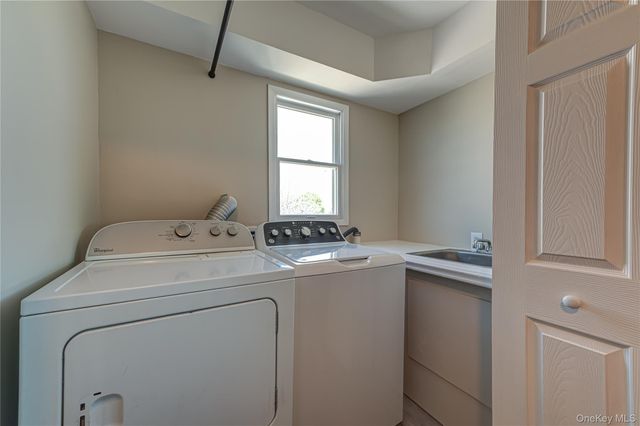 43 Spruce Place, Lindenhurst, NY 11757