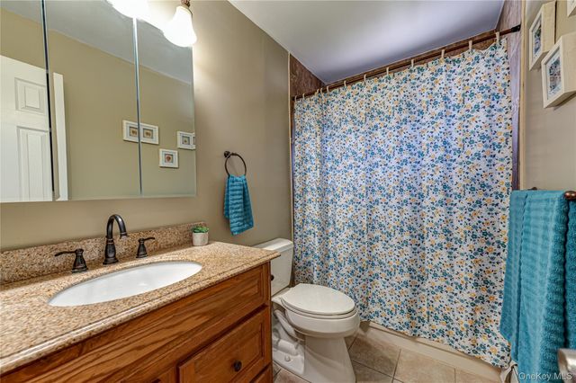 43 Spruce Place, Lindenhurst, NY 11757
