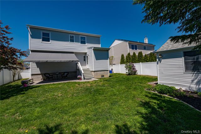 43 Spruce Place, Lindenhurst, NY 11757