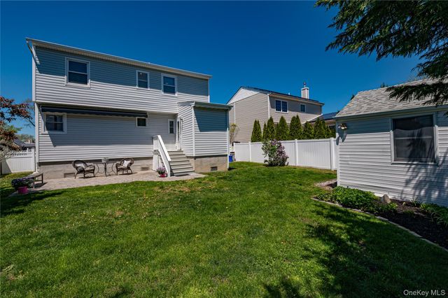 43 Spruce Place, Lindenhurst, NY 11757